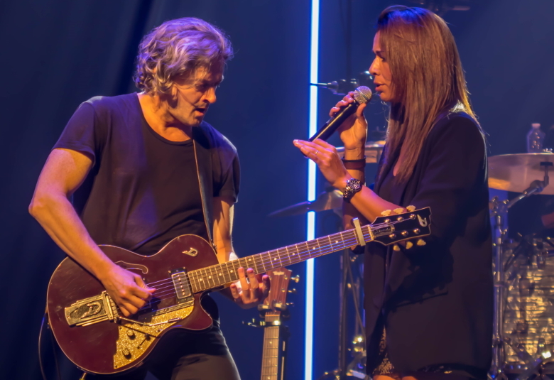 Chimène Badi et son guitariste