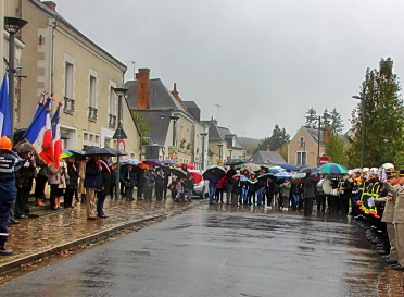 Levée des drapeaux sur la place
